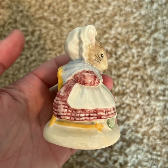 Beatrix Potter figurine- “the old woman who lived in a shoe knitting” - Picture 4 of 5